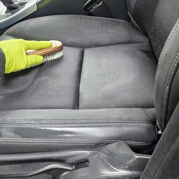 Curățare tapițerie auto Oradea pentru mașini personale și de firmă