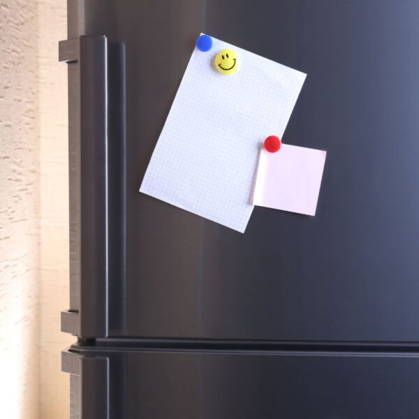 Cum personalizezi frigiderul cu magneți? 10 idei creative