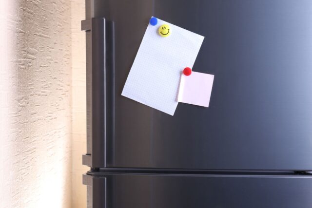 Cum personalizezi frigiderul cu magneți? 10 idei creative